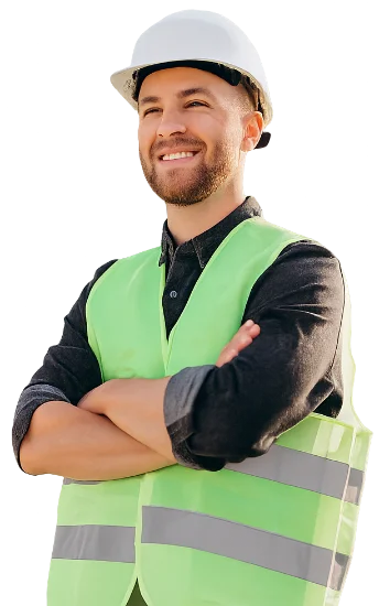 Homem com capacete e colete refletivo, representando o profissionalismo e segurança da Marfem Mineração.